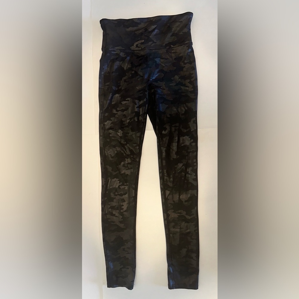 Spanx Faux Leather Leggings Black Camo Women’s Size Small Mid-Rise Skinny Slim - Picture 1 of 9